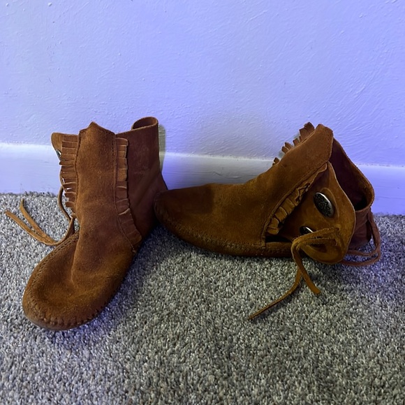 Minnetonka Soft-Sole Boots - Picture 2 of 7